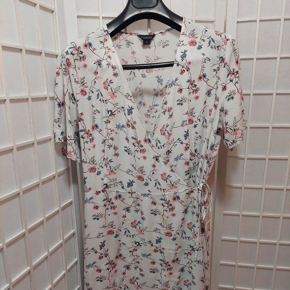 Trendsetter Floral Wrap Dress - Picture 4 of 8